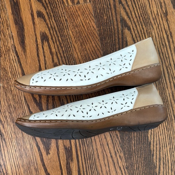 Ara Women’s 6.5 White and Tan Leather Flats with Perforated Design - Picture 3 of 7